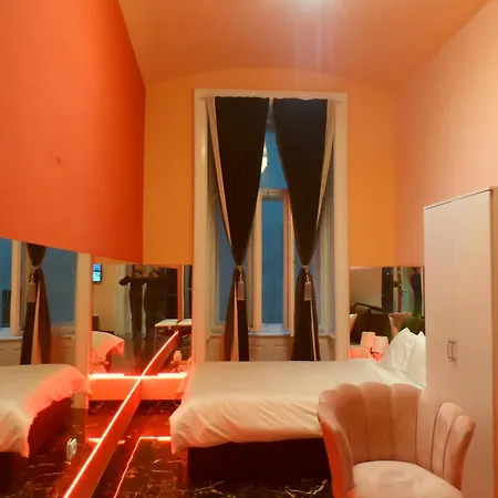 Room2-airb Next To Main Street Crowded Апартаменты *