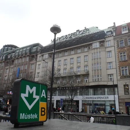 Room2-airb Next To Main Street Crowded Praha